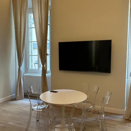 Les Di - Cavour פארמה